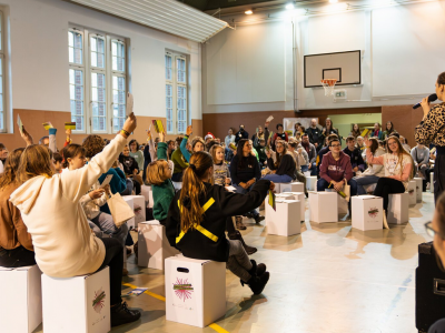 Kinder und Jugendliche stimmen ab auf der 3. Kinder- und Jugendkonferenz in Oberhavel am 13. Dezember 2023 in Zehdenick.