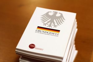 Das Foto zeigt mehrere Exemplare des deutschen Grundgesetzes.
